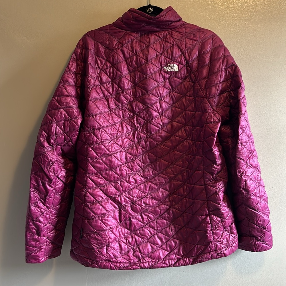 The North Face Women's Quilted Puffer Jacket in Magenta - Picture 2 of 10